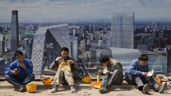 عمال بناء خلال وقت الاستراحة في بكين، الصين 6 أبريل/ نيسان 2017 - سبوتنيك عربي