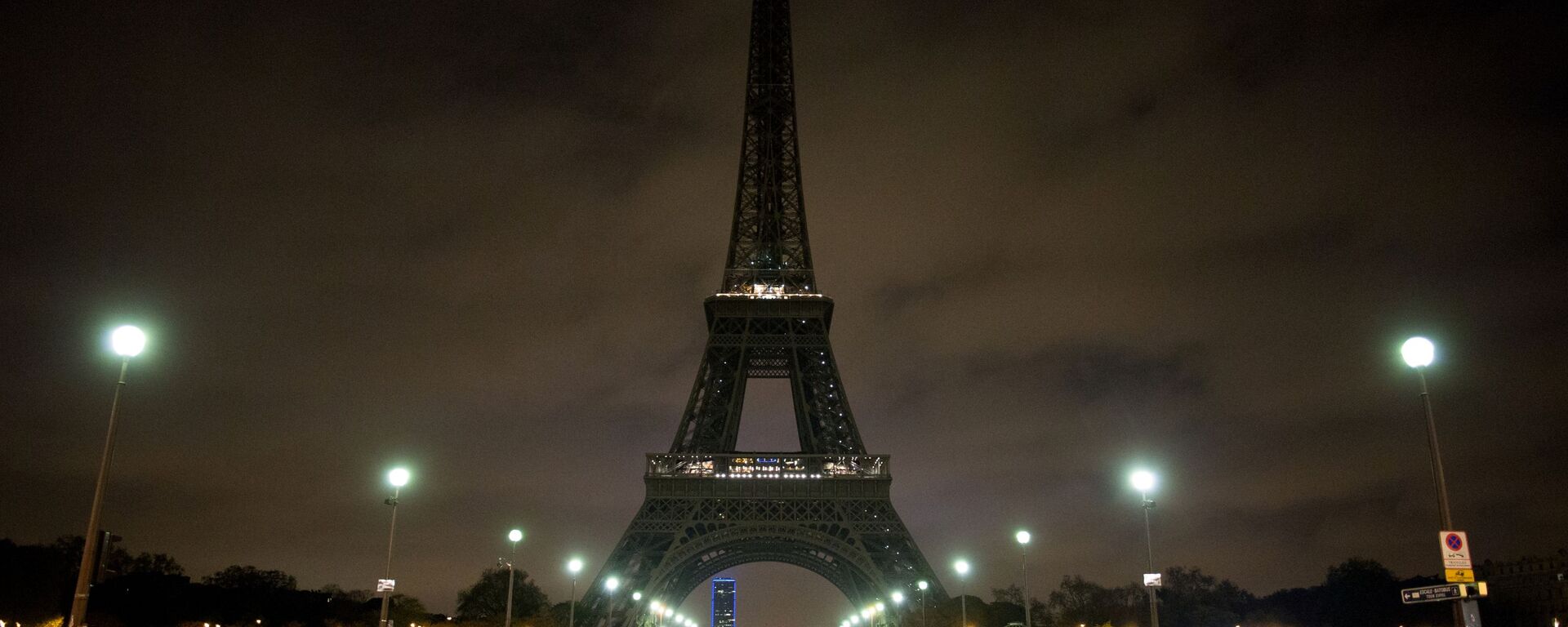 مشهد يطل على برج إيفل في باريس، والذي تم إطفاء إضاءته لإحياء ذكرى ضحايا عملية تفجير مترو في مدينة سان بطرسبورغ، فرنسا - سبوتنيك عربي, 1920, 26.08.2022