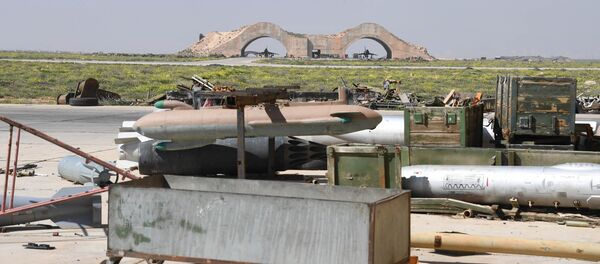 آثار القصف الأمريكي على قاعدة الشعيرات السورية - سبوتنيك عربي