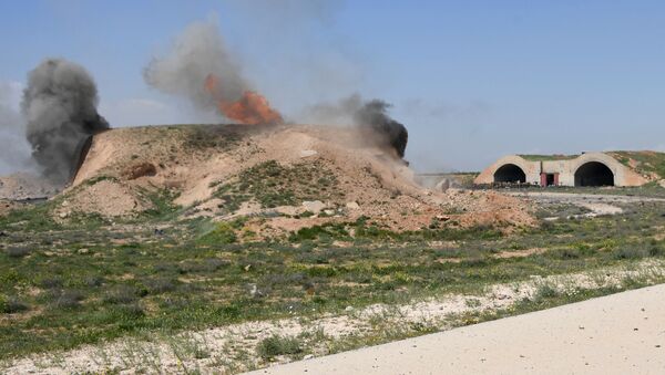 آثار القصف الأمريكي على قاعدة الشعيرات السورية - سبوتنيك عربي