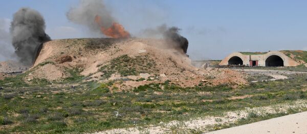 آثار القصف الأمريكي على قاعدة الشعيرات السورية - سبوتنيك عربي