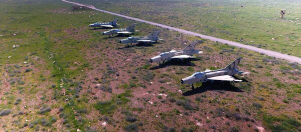 الطائرات السورية التي تبقت بعد القصف الأمريكي على القاعدة الجوية السورية الشعيرات في سوريا - سبوتنيك عربي