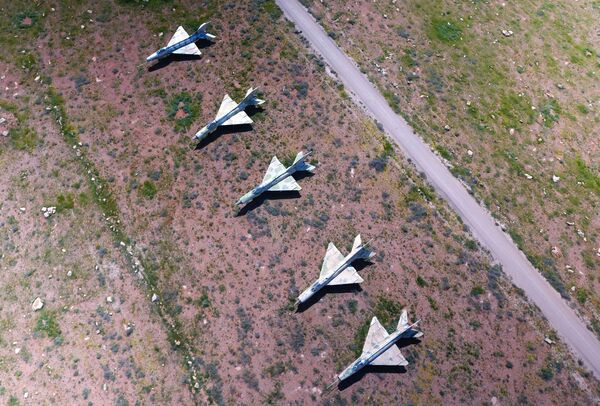 الطائرات السورية التي تبقت بعد القصف الأمريكي على القاعدة الجوية السورية الشعيرات في سوريا (ميغ-21) - سبوتنيك عربي