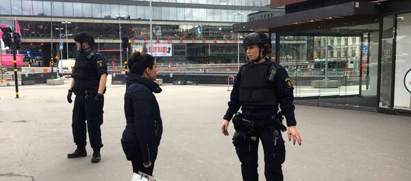 شاحنة تدهس مجموعة من المارة في شارع بوسط ستوكهولم في السويد - سبوتنيك عربي