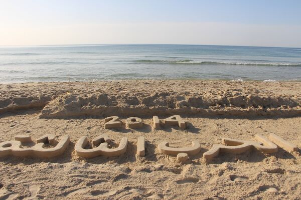 الأرض تحكي قصة على شاطئ بحر غزة الأرض تحكي قصة على شاطئ بحر غزة - سبوتنيك عربي