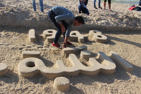 الأرض تحكي قصة على شاطئ بحر غزة الأرض تحكي قصة على شاطئ بحر غزة - سبوتنيك عربي