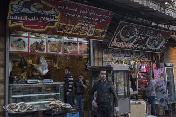 وفقاً لوزارة الهجرة التركية، تم تسجيل حوالي 107 ألف لاجئ سوري في إزمير. - سبوتنيك عربي