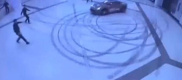 .فيراري تتجول بسرعة عالية في مركز تجاري - سبوتنيك عربي