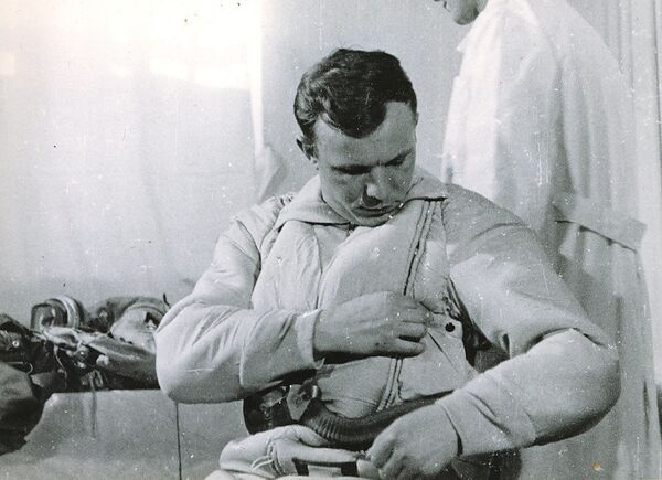 أول رائد إلى الفضاء - يوري غاغارين قبيل الصعود إلى المركبة الفضائية فوستوك-1، 1961 - سبوتنيك عربي