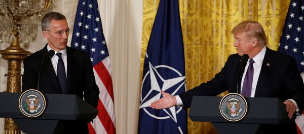 الرئيس الأمريكي دونالد ترامب خلال المؤتمر الصحفي مع الأمين العام لحلف الناتو ينس ستولتنبرغ - سبوتنيك عربي