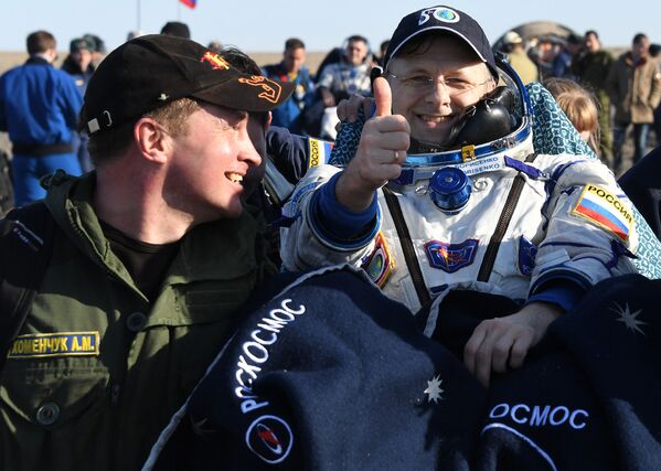 هبوط مركبة سويوز إم اي -02، وعلى متنها 3 رجال فضاء من محطة الفضاء الدولية على ارض كازاخستان، 10 أبريل/ نيسان 2017 - سبوتنيك عربي