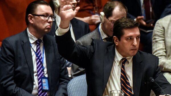 نائب مندوب روسيا الدائم لدى الأمم المتحدة، فلاديمير سافرونكوف خلال التصويت في بالفيتو على مشروع قرار الأمم المتحدة بشأن الهجوم الكيميائي في سوريا، نيويورك 12 أبريل/ نيسان 2017 - سبوتنيك عربي