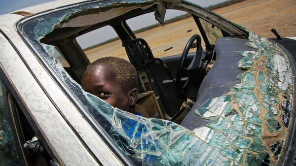 طفل داخل سيارة محطمة نتيجة اشتباكات دارت القوات المسلحة في جنوب السودان، 11 أبريل/ نيسان 2017 - سبوتنيك عربي
