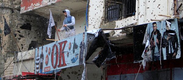 رجل يقف على شرفة منزله في مخيم اللاجئين عين الحلوة، لبنان 13 أبريل/ نيسان 2017 رجل يقف على شرفة منزله في مخيم اللاجئين عين الحلوة، لبنان 13 أبريل/ نيسان 2017 - سبوتنيك عربي