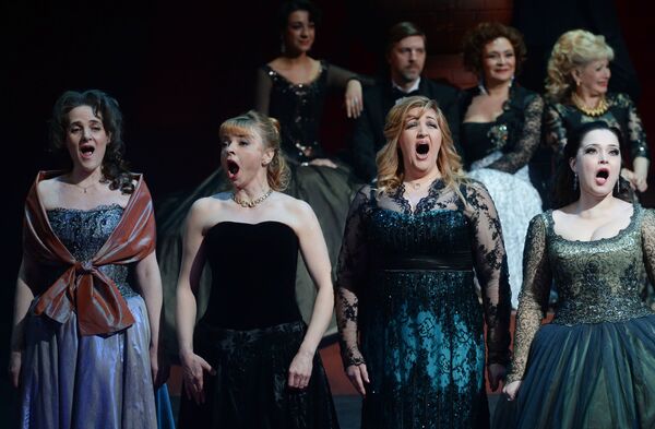 الممثلون خلال الأداء بمناسبة يوم تأسيس المسرح غيليكون أوبرا في موسكو - سبوتنيك عربي