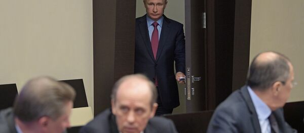 الرئيس الروسي فلاديمير بوتين لدى دخوله قاعة اجتماع مجلس الأمن الفيدرالي - سبوتنيك عربي