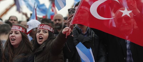 تجمع المظاهرات بخصوص استطلاع رأي يتعلق بتعديل الدستور تركيا - سبوتنيك عربي