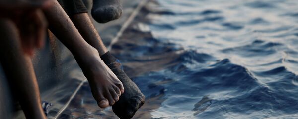 قارب يحمل مهاجرين في المتوسط - سبوتنيك عربي