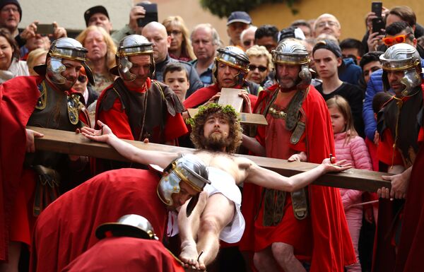 آلاف يتجمعون لمشاهدة إعادة صلب المسيح - سبوتنيك عربي