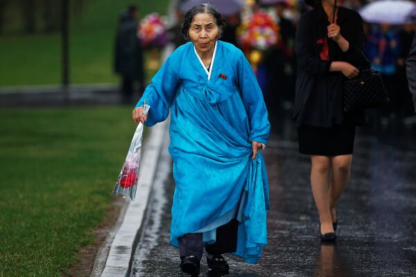 مواطنون يسيرون تحت الأمطار - سبوتنيك عربي