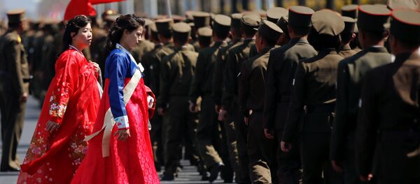 امرأتان ترتديان الملابس الكورية التقليدية في بيونغ يانغ - سبوتنيك عربي