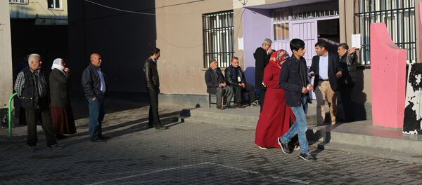 سكان محافظة ديار بكر يتوجهون إلى صناديق الاقتراع للمشاركة في الاستفتاء على التعديلات الدستورية - سبوتنيك عربي