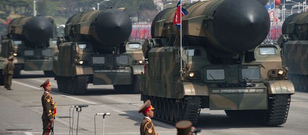 العرض العسكري بمناسبة الذكرى الـ 105 لمولد الزعيم الكوري كيم كم إل سونغ في بيونغ بيانغ ، كوريا الشمالية 15 أبريل/ نيسان 2017 - سبوتنيك عربي