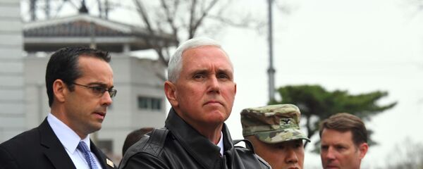 زيارة نائب الرئيس الأمريكي مايك بنس إلى قاعدة عسكرية أمريكية في كوريا الجنوبية، التي تقع بجوار الحدود منزوعة السلاح مع كوريا الشمالية - سبوتنيك عربي