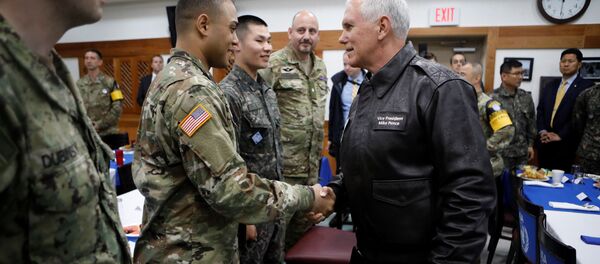 زيارة نائب الرئيس الأمريكي مايك بنس إلى قاعدة عسكرية أمريكية في كوريا الجنوبية، التي تقع بجوار الحدود منزوعة السلاح مع كوريا الشمالية - سبوتنيك عربي