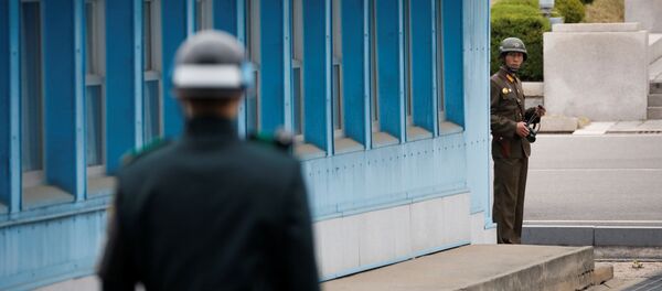 زيارة نائب الرئيس الأمريكي مايك بنس إلى قاعدة عسكرية أمريكية في كوريا الجنوبية، التي تقع بجوار الحدود منزوعة السلاح مع كوريا الشمالية زيارة نائب الرئيس الأمريكي مايك بنس إلى قاعدة عسكرية أمريكية في كوريا الجنوبية، التي تقع بجوار الحدود منزوعة السلاح مع كوريا الشمالية - سبوتنيك عربي