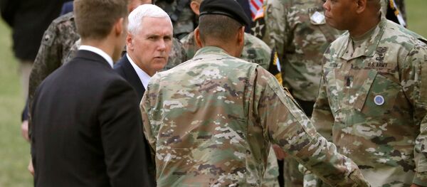 زيارة نائب الرئيس الأمريكي مايك بنس إلى قاعدة عسكرية أمريكية في كوريا الجنوبية، التي تقع بجوار الحدود منزوعة السلاح مع كوريا الشمالية - سبوتنيك عربي