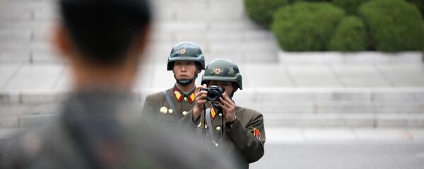 زيارة نائب الرئيس الأمريكي مايك بنس إلى قاعدة عسكرية أمريكية في كوريا الجنوبية، التي تقع بجوار الحدود منزوعة السلاح مع كوريا الشمالية - سبوتنيك عربي