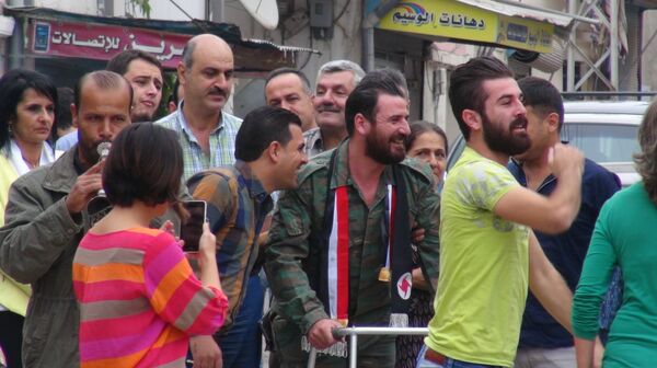 هكذا يستقبل السوريون جرحى الجيش السوري - سبوتنيك عربي