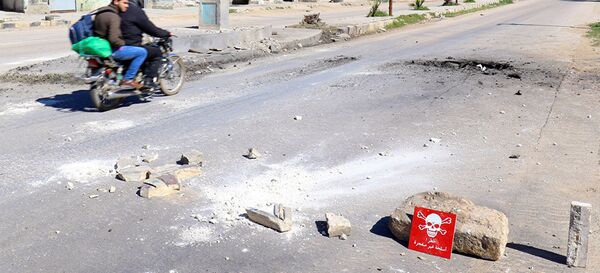 حفرة بسبب سقوط صاروخ في خان شيخون - سبوتنيك عربي