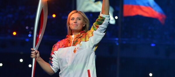 لاعبة التنس الروسية ماريا شارابوفا خلال تحمل الشعلة الأولمبية أثناء مراسم افتتاح الألعاب الأولمبية الشتوية في مدينة سوتشي، روسيا لاعبة التنس الروسية ماريا شارابوفا خلال تحمل الشعلة الأولمبية أثناء مراسم افتتاح الألعاب الأولمبية الشتوية في مدينة سوتشي، روسيا - سبوتنيك عربي