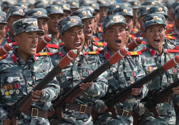 العرض العسكري بمناسبة الذكرى الـ 105 لمولد الزعيم الكوري كيم كم إل سونغ في بيونغ بيانغ ، كوريا الشمالية 15 أبريل/ نيسان 2017 - سبوتنيك عربي