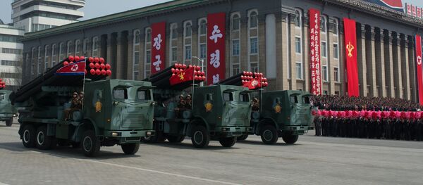 العرض العسكري بمناسبة الذكرى الـ 105 لمولد الزعيم الكوري كيم كم إل سونغ في بيونغ بيانغ ، كوريا الشمالية 15 أبريل/ نيسان 2017 - سبوتنيك عربي