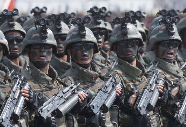 العرض العسكري بمناسبة الذكرى الـ 105 لمولد الزعيم الكوري كيم كم إل سونغ في بيونغ بيانغ ، كوريا الشمالية 15 أبريل/ نيسان 2017 - سبوتنيك عربي