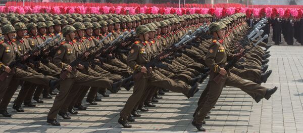 العرض العسكري بمناسبة الذكرى الـ 105 لمولد الزعيم الكوري كيم كم إل سونغ في بيونغ بيانغ ، كوريا الشمالية 15 أبريل/ نيسان 2017 - سبوتنيك عربي