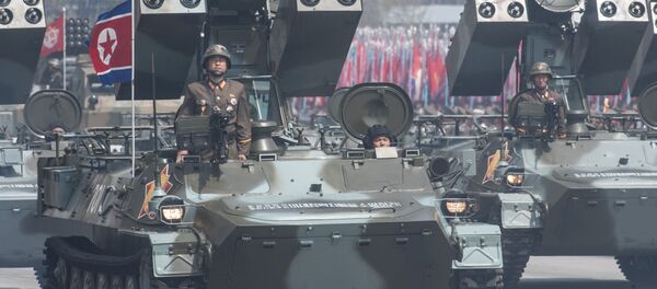 العرض العسكري بمناسبة الذكرى الـ 105 لمولد الزعيم الكوري كيم كم إل سونغ في بيونغ بيانغ ، كوريا الشمالية 15 أبريل/ نيسان 2017 - سبوتنيك عربي