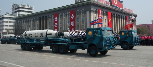 العرض العسكري بمناسبة الذكرى الـ 105 لمولد الزعيم الكوري كيم كم إل سونغ في بيونغ بيانغ ، كوريا الشمالية 15 أبريل/ نيسان 2017 - سبوتنيك عربي