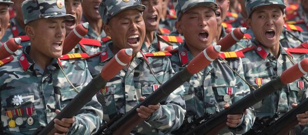 العرض العسكري بمناسبة الذكرى الـ 105 لمولد الزعيم الكوري كيم كم إل سونغ في بيونغ بيانغ ، كوريا الشمالية 15 أبريل/ نيسان 2017 - سبوتنيك عربي