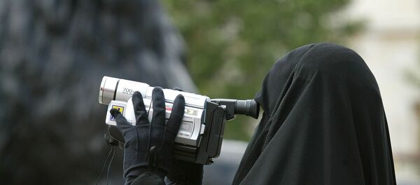 اللباس الأسود الطويل اللباس الأسود الطويل - سبوتنيك عربي