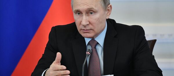 الرئيس الروسي فلاديمير بوتين خلال زيارة عمل إلى فيليكي نوفغورود - سبوتنيك عربي