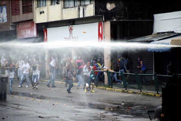 احتجاجات ومظاهرات مناهضة لحكومة فنزويلا في كاراكاس، 19 أبريل/ نيسان 2017 احتجاجات ومظاهرات مناهضة لحكومة فنزويلا في كاراكاس، 19 أبريل/ نيسان 2017 - سبوتنيك عربي