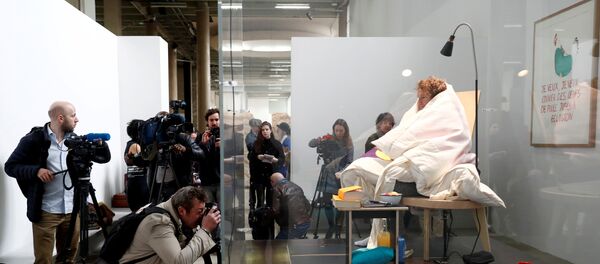 الفنان الفرنسي يرقد على البيض - سبوتنيك عربي