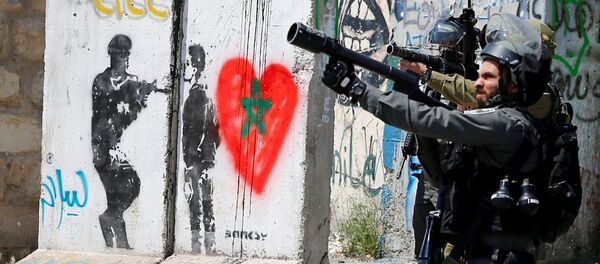 الجنود الإسرائيليون خلال اشتباكات مع المتظاهرين الفلسطينيين عقب احتجاج تضامني مع الأسرى الفلسطينيين في مدينة بيت لحم، الضفة الغربية 17 أبريل/ نيسان 2017 - سبوتنيك عربي