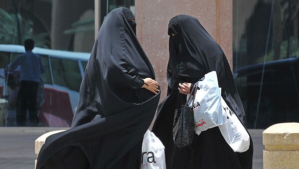النساء السعوديات أمام مركز تجاري في الرياض - سبوتنيك عربي