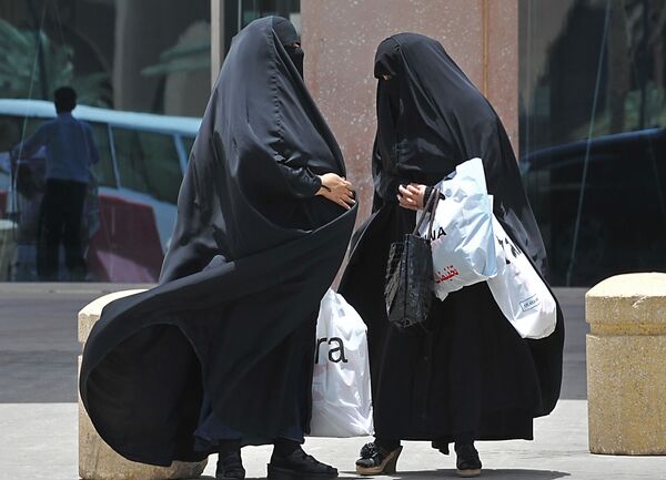 النساء السعوديات أمام مركز تجاري في الرياض - سبوتنيك عربي