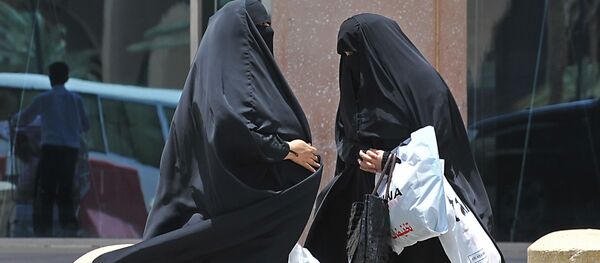 النساء السعوديات أمام مركز تجاري في الرياض - سبوتنيك عربي